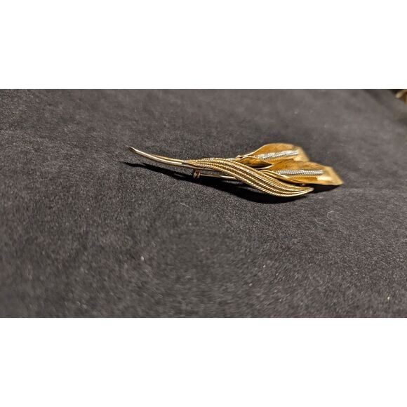 Vintage Coro gold-tone Cow Lily textured petals and leaves Pin Mid-20th century - Picture 3 of 6